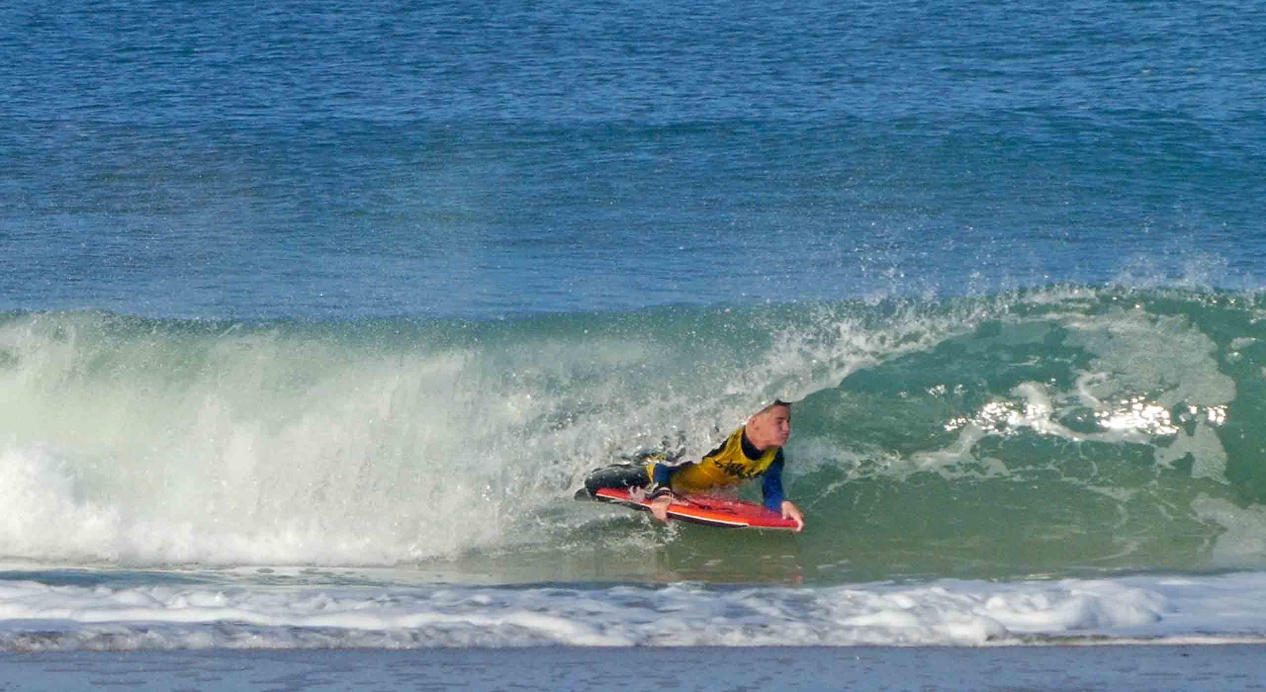jeune garçon en bodyboard dans le tube pendant un cours de bodyboard capbreton