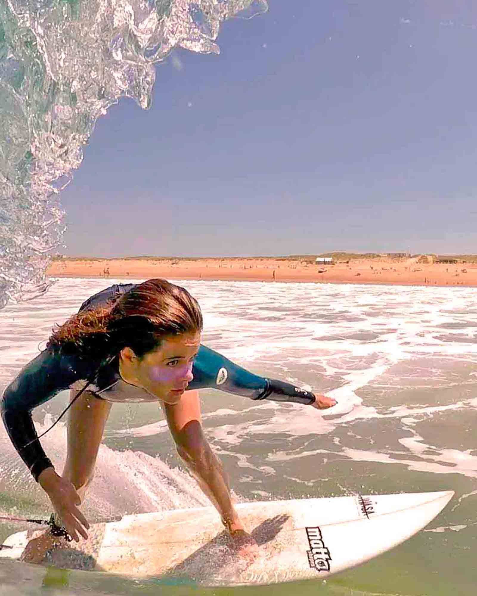 surfeuse ados en maillot se mettant dans le tube photo aquatique 