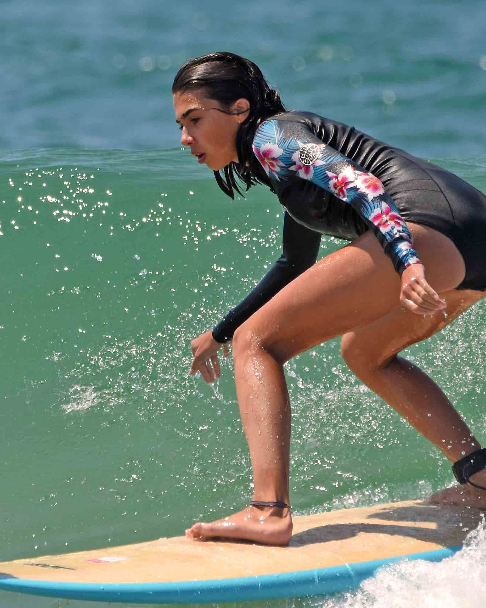 surfeuse ados en maillot sur planche en résine bleu durant un coaching surf capbreton