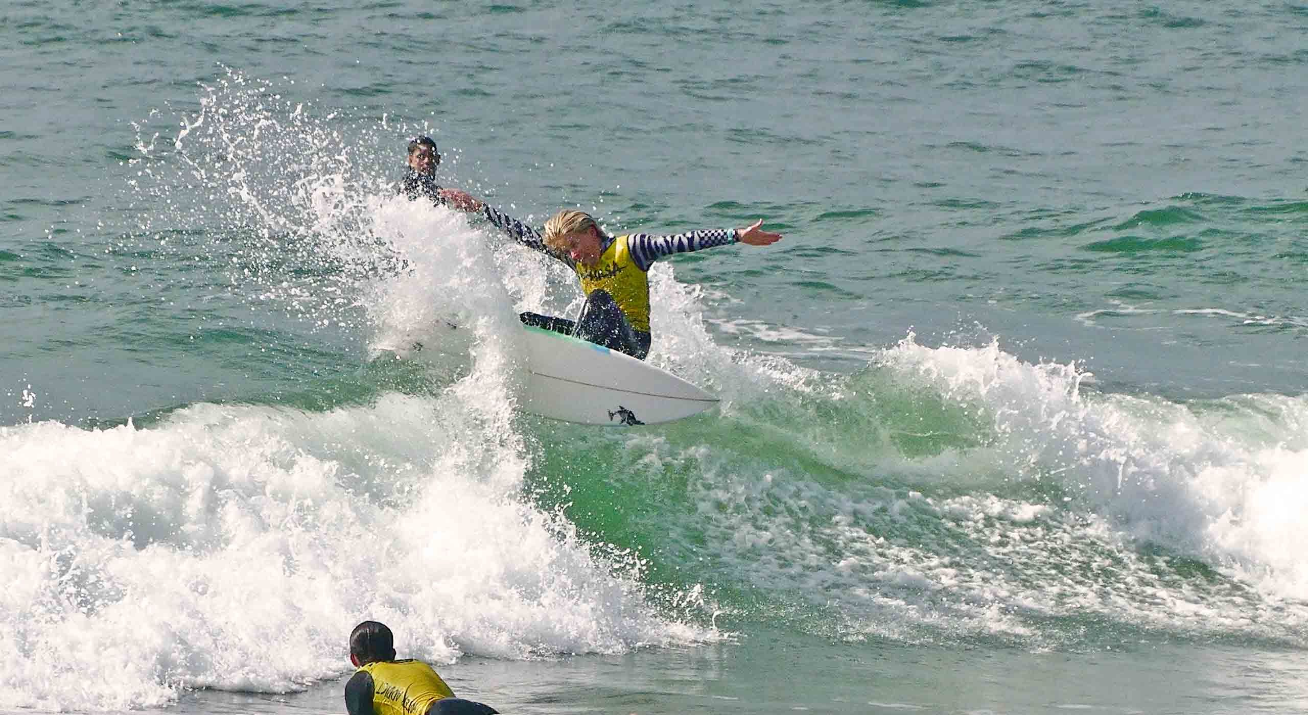 fille ados en plein re entry pendant un coaching surf capbreton 