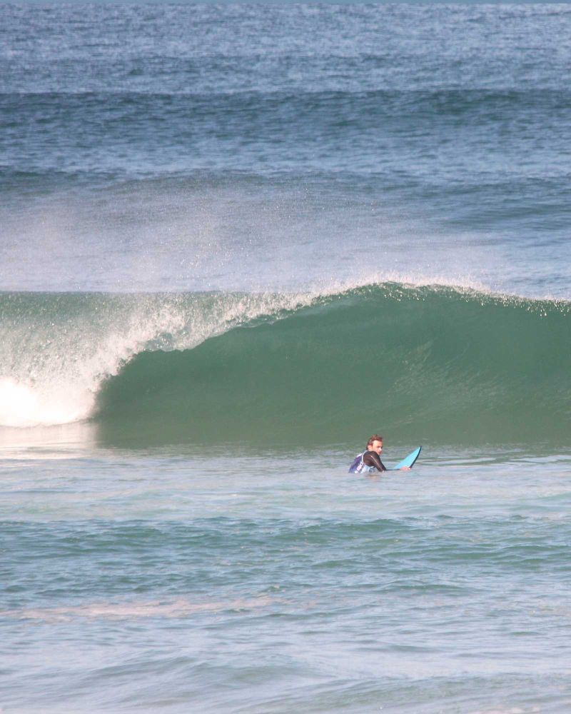 terrasse du surf camp Hossegor avec jacuzzi et cabanon bois en arbres dans le fond