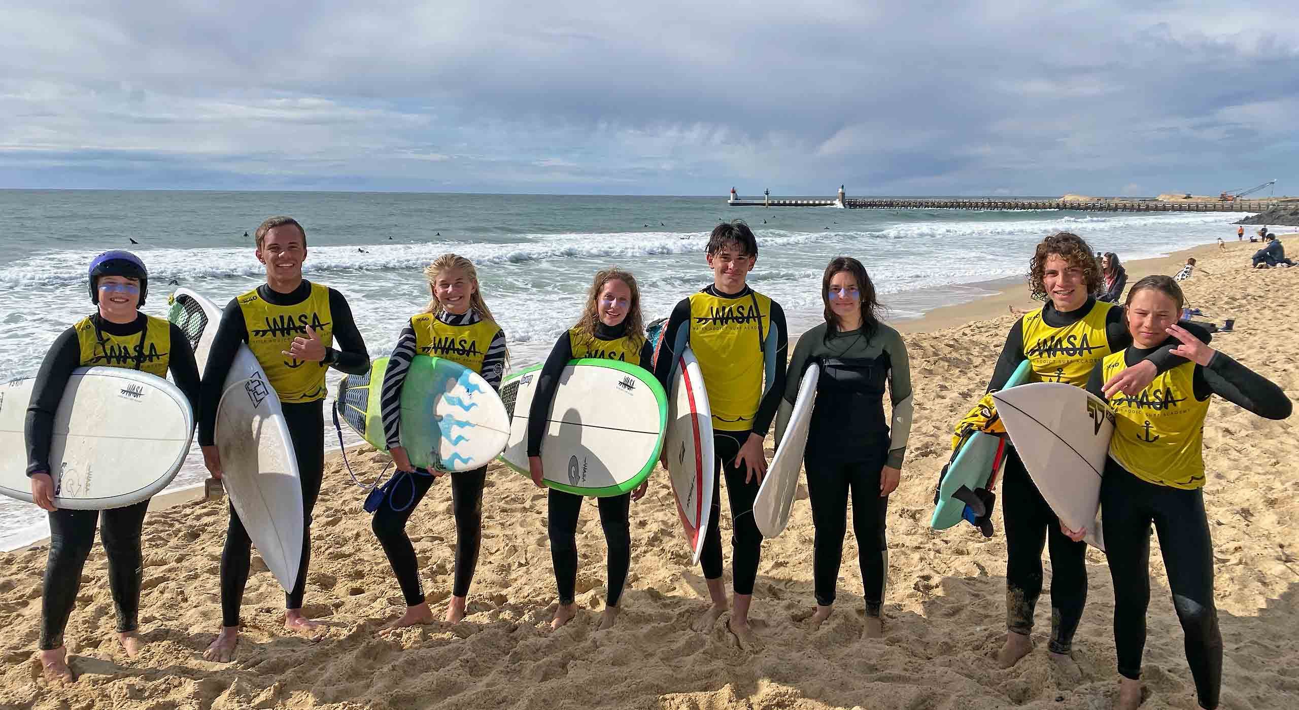 groupe d'ados sur la plage avec lycra wasa jaune après un coaching surf capbreton