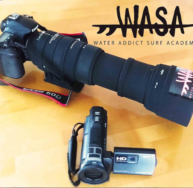 chambre avec lit et bureau de l'appartement le santo ecole de surf capbreton wasa