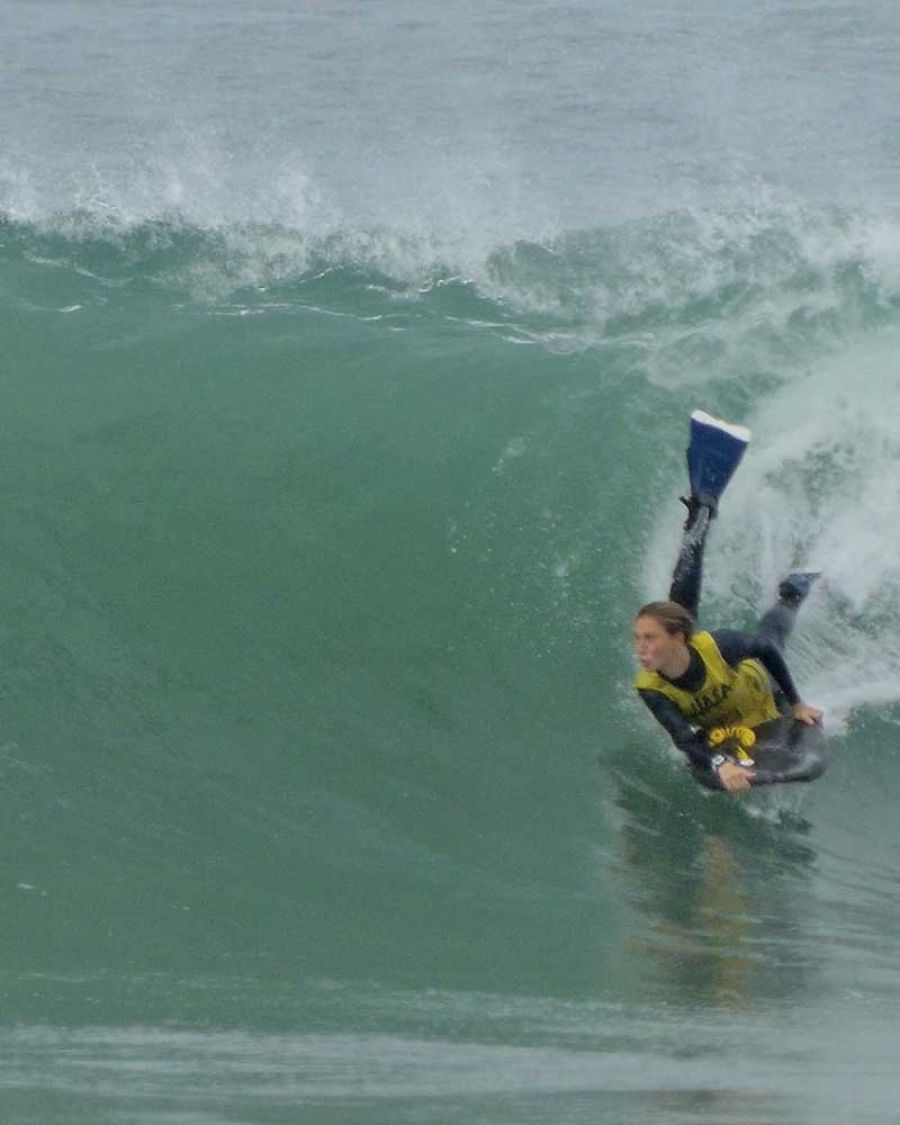 femme en bodyboard en lycra jaune de l'école de surf wasa à capbreton
