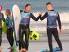 retour de cours de surf ' personnes se félicitent de leur session 