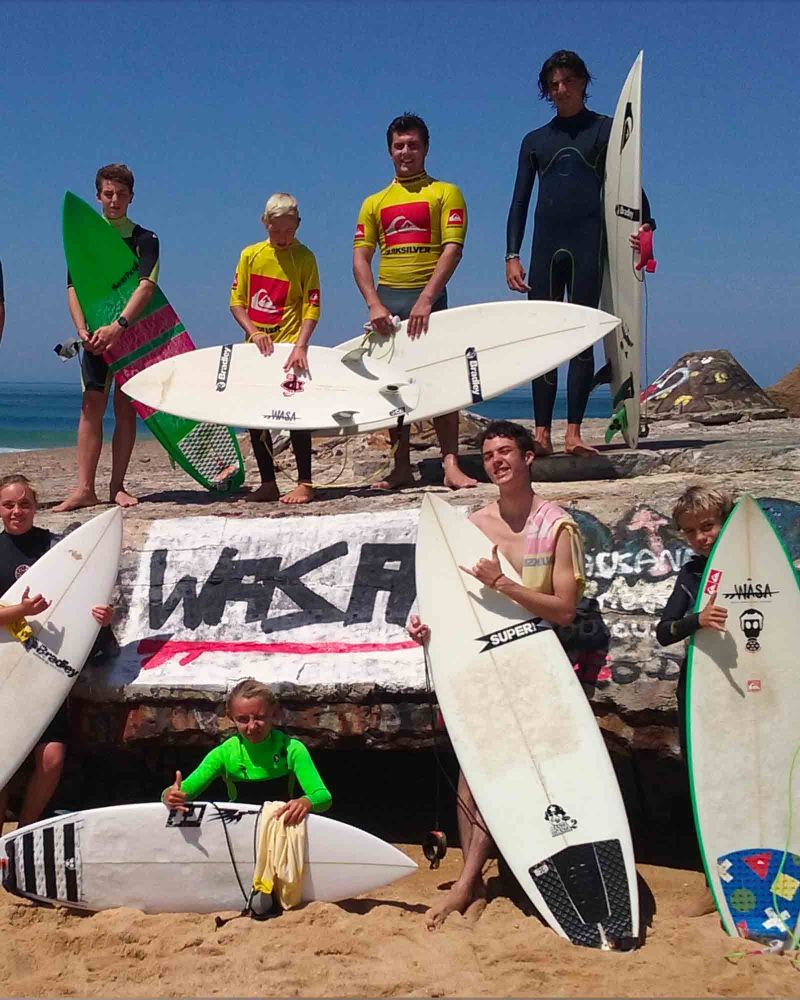 terrasse gravier blanc avec table de piquenique et fauteuils au surf camp capbreton wasa