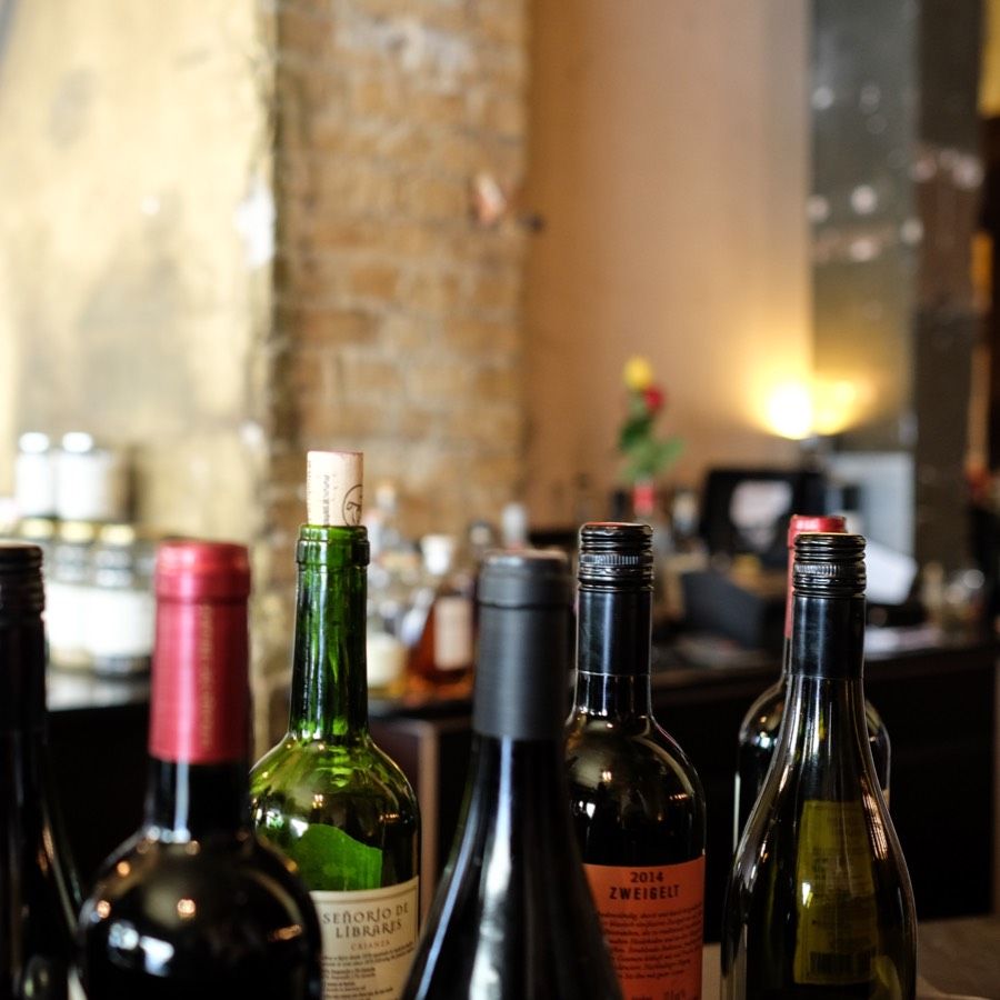 bouteilles de vin sur table durant un séminaire cours de surf groupe capbreton