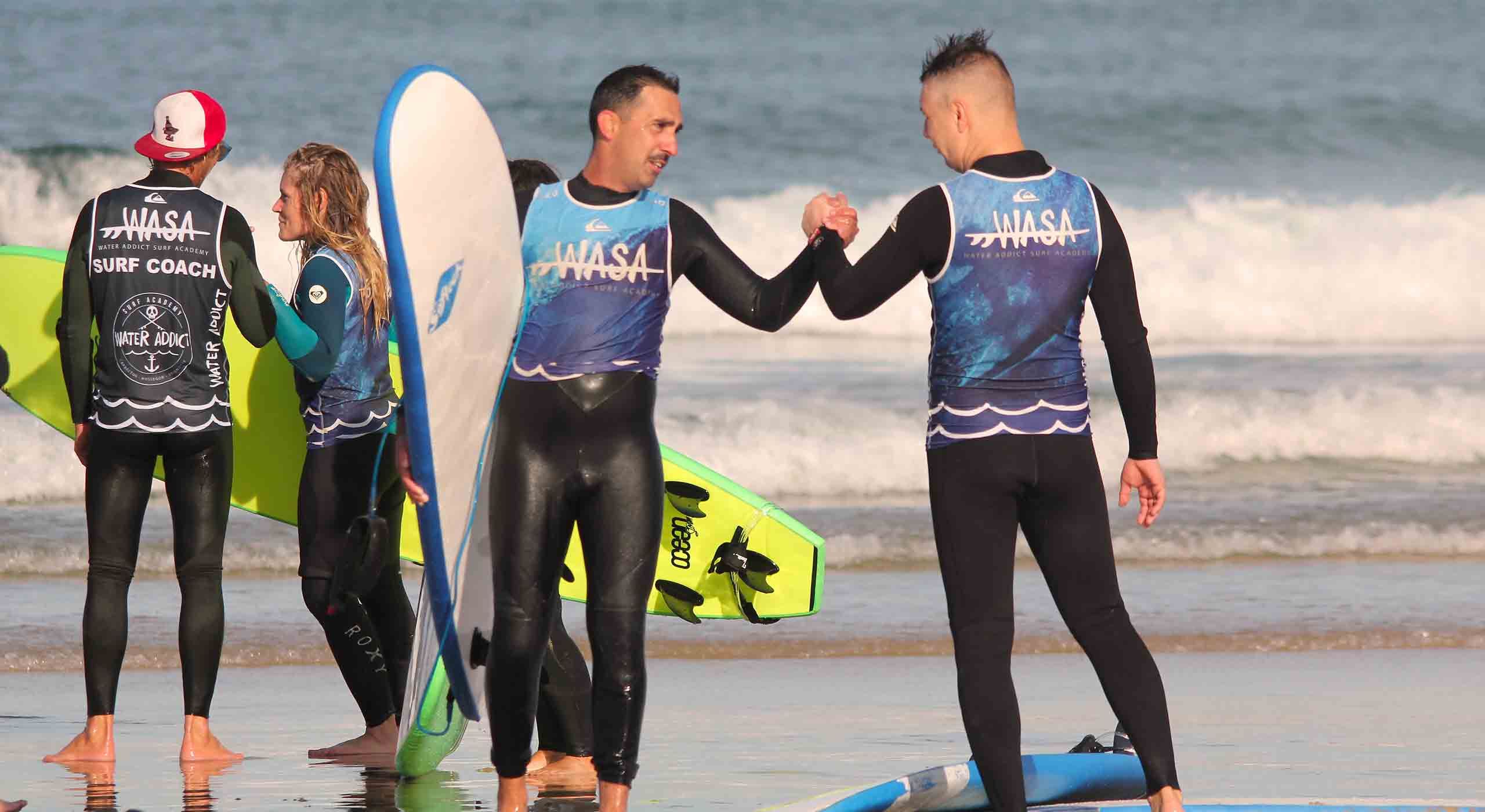 retour de cours de surf ' personnes se félicitent de leur session 