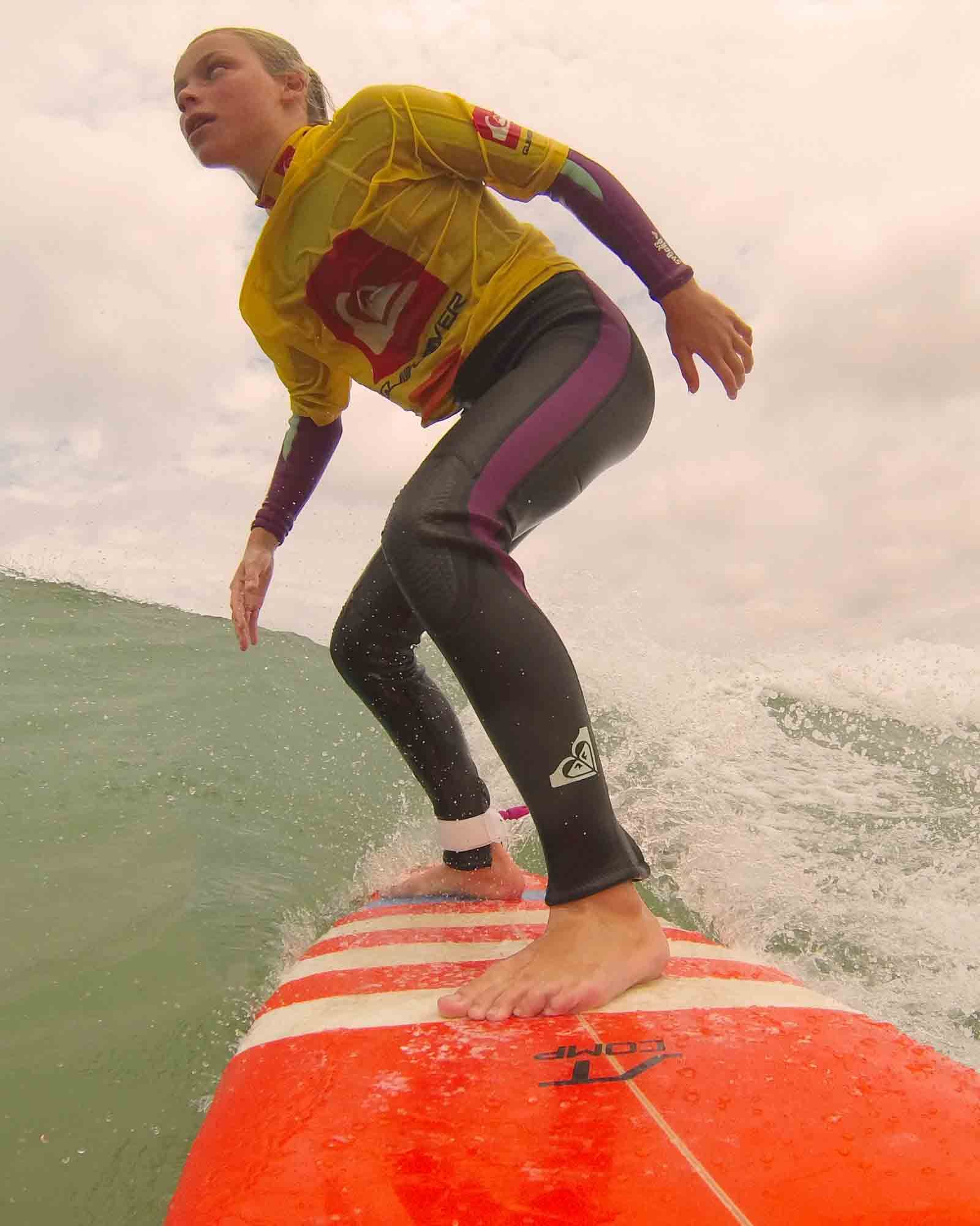 ados sur la vague en prise de vue go pro sur l'avant de la planche club de surf capbreton