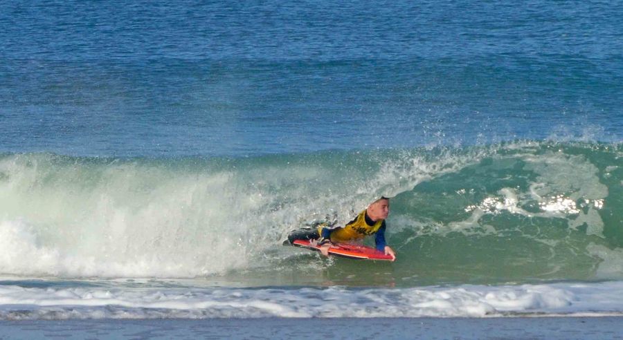 jeune ados en bodyboard dans le tube pendant un stage de bodyboard wasa à capbreton