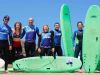 groupe de 3 garçons et 3 filles après un cours de surf groupe à capbreton planche mousse verte lycras bleus wasa