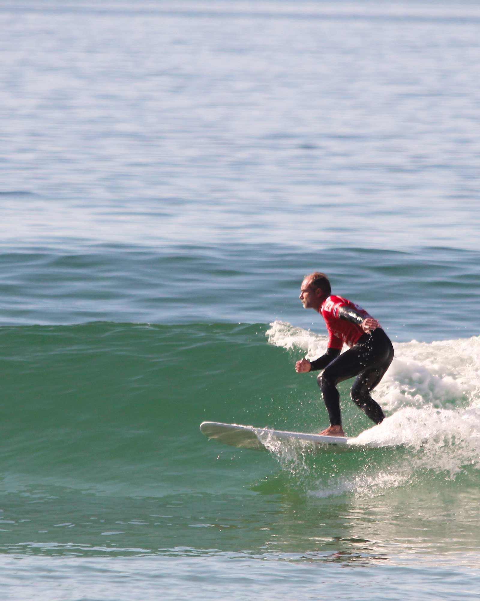 surfeur débutant surfant une petite vague de côté 