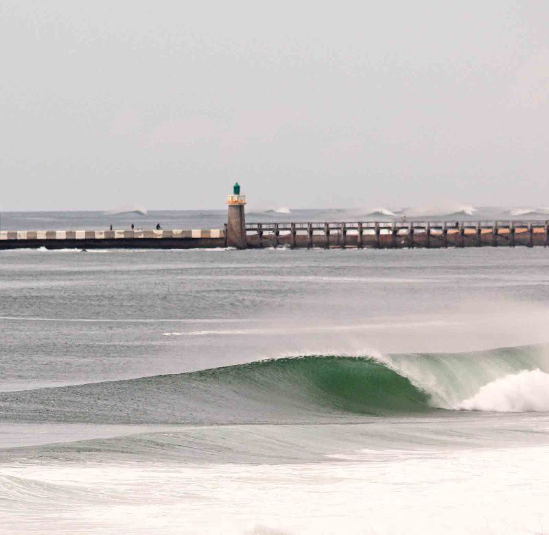 cours yoga sur la terrasse du surf lodge wasa à Capbreton
